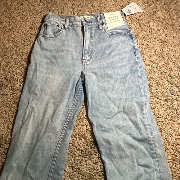 Abercrombie and Fitch The Ankle Straight Ultra High Rise Jeans - Picture 4 of 4